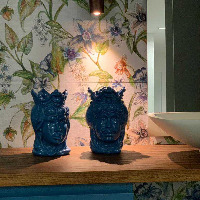 4682.53 Teste di Moro in Ceramica Siciliana H Cm.25x18 Smaltate Azzurro Lucido. - immagine 3