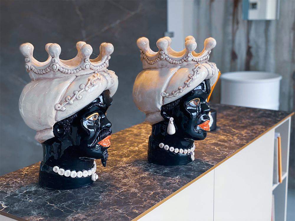 4690.41 Teste di Moro in Ceramica Siciliana H.40 Cm. Forgiate e Decorate a Mano. - immagine 7